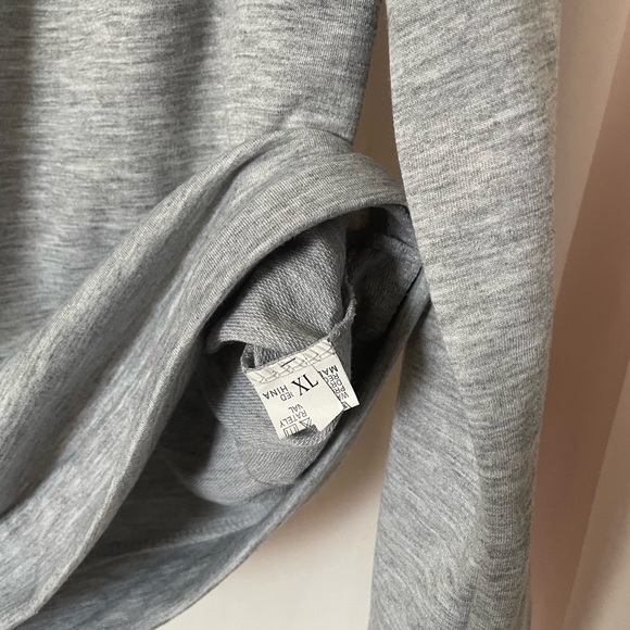 Victoria’s Secret Pullover - Picture 4 of 4